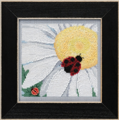 Набор для вышивания "Ladybug on Daisy • Божья коровка на ромашке" Mill Hill